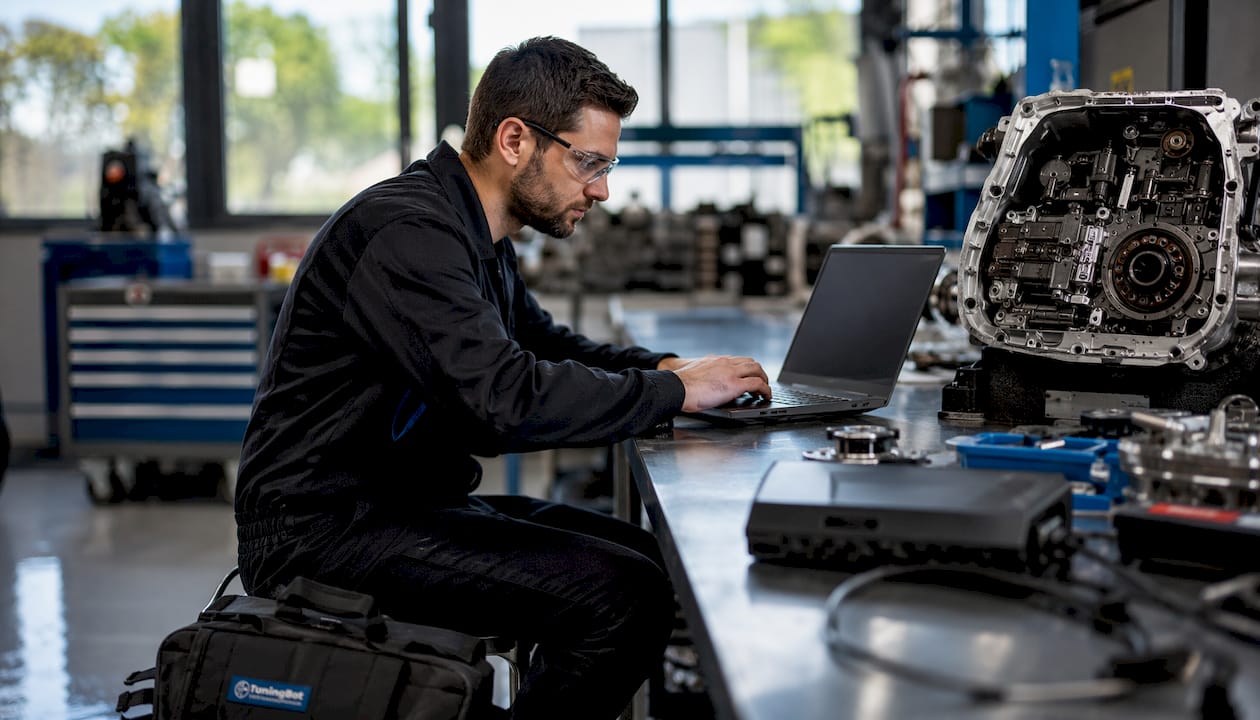 DSG TCU Tuning-Prozedur: Werkstatthandbuch für Profis Techniker stimmt DSG-Getriebe in Werkstatt ab