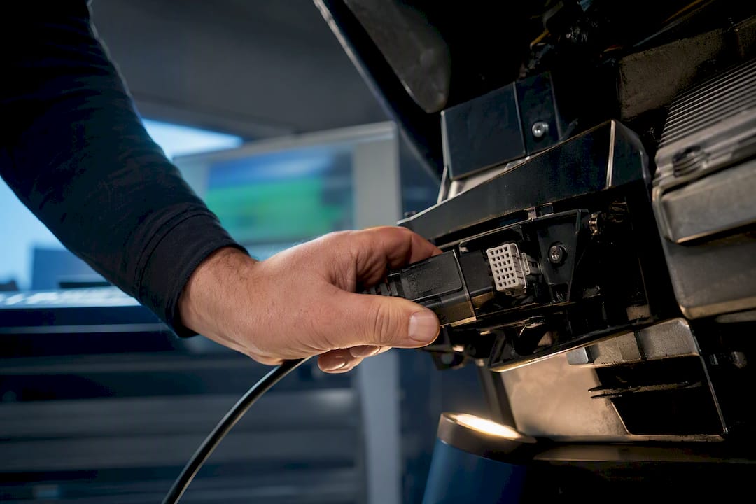 5–17 Min Reads, 1–4 Min Writes: Keihin Ecu Tuning File Workflow Technician Performing Ecu Read Write Workflow