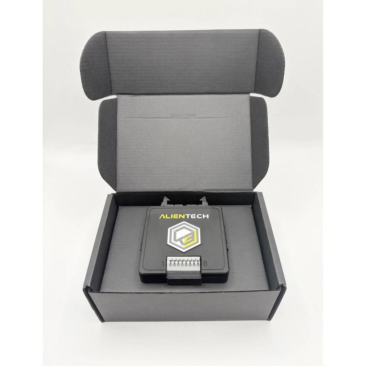 Kess3 Unlock Module – Kit completo Kit completo Alientech Kess3 Unlock Module - caixa aberta com o módulo de hardware